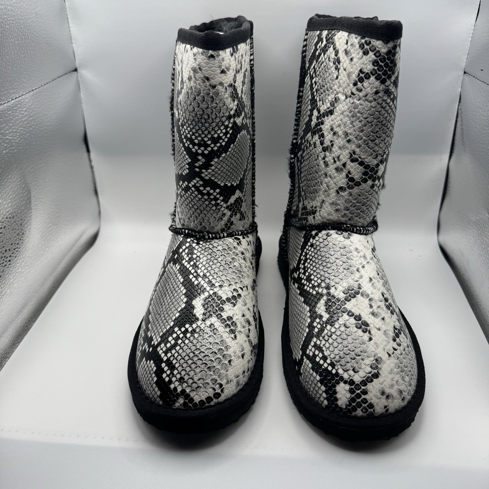 Cape‎ Robbin Boots Faux Lizard SZ 7 Very Lightweight Like Slippers Black White
